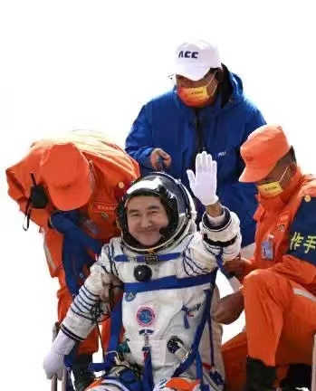 今天，让我们一起祝福中国航天员凯旋归来，你们辛苦了！(图2)