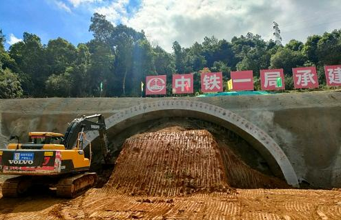 南昌西二環高速項目工程梅嶺隧道啟動進洞施工(圖1)